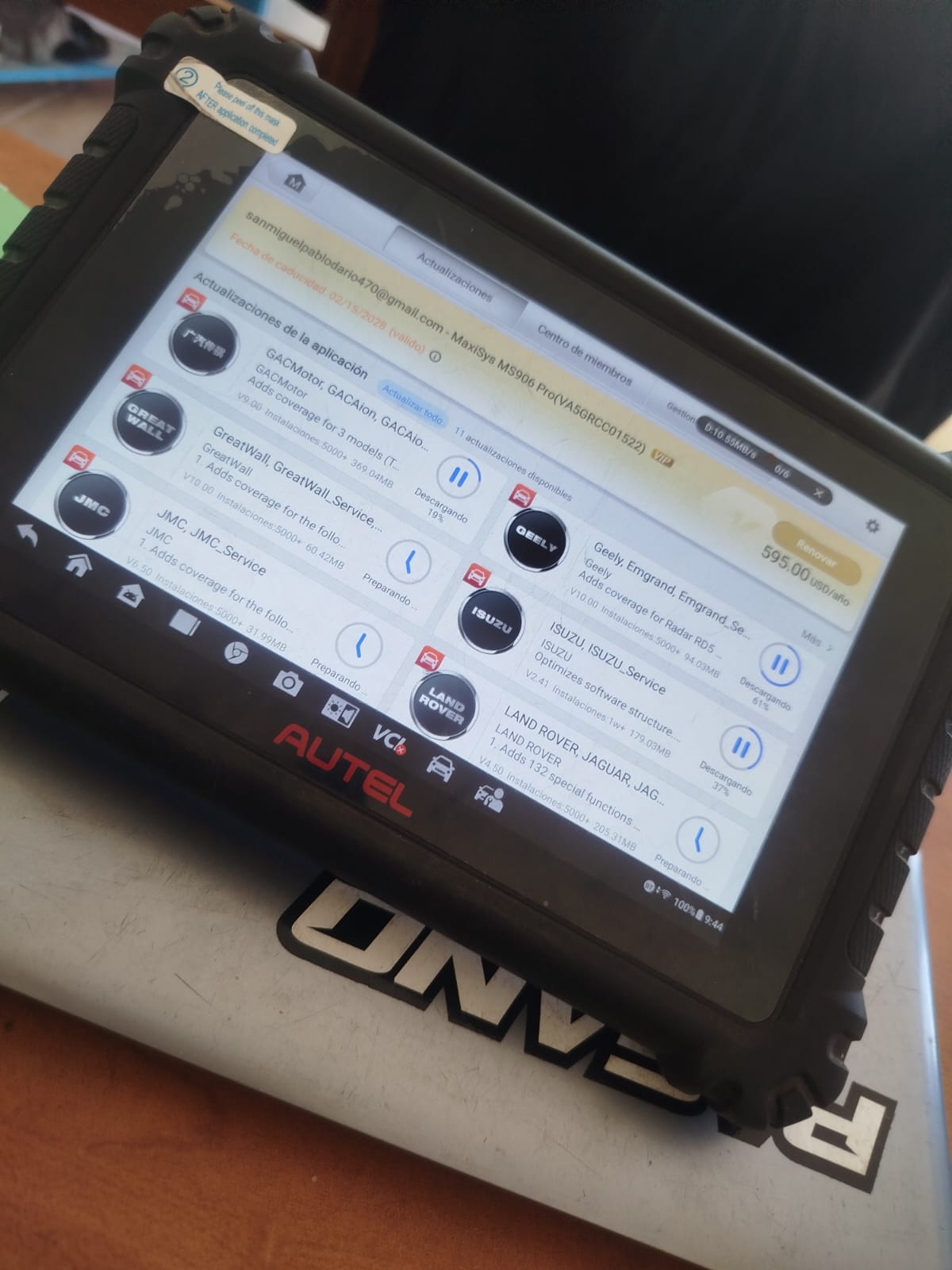 Escáner Autel utilizado en Pagano Racing para el diagnóstico electrónico de vehículos