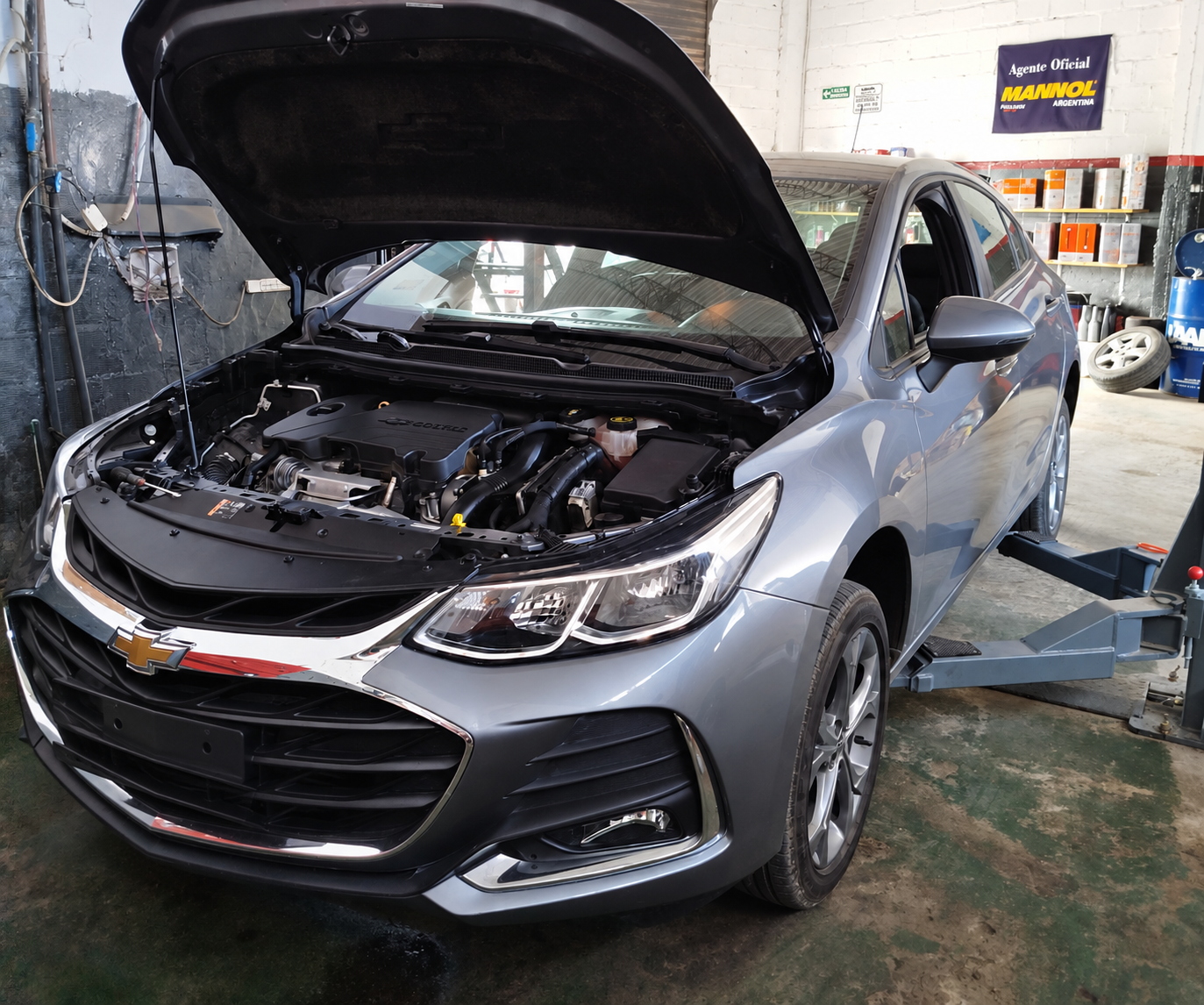 Chevrolet gris en el elevador del taller Pagano Racing